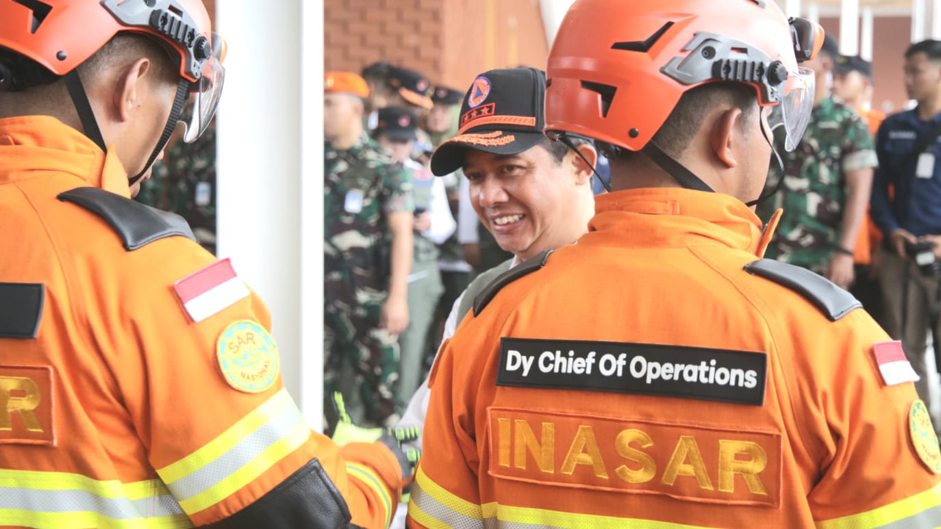 Kepala BNPB Letjen TNI Suharyanto menyapa perwakilan Tim Kemanusiaan Indonesia saat apel pelepasan di Lanud Halim Perdanana Kusuma, Jakarta, Sabtu (11/2).